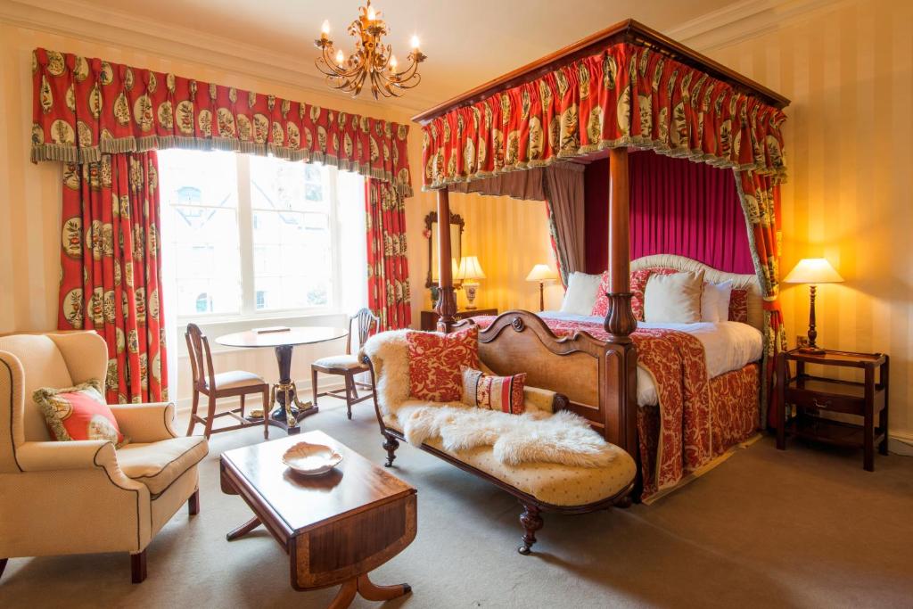邓斯特Luttrell Arms的一间带天蓬床的卧室和一间客厅