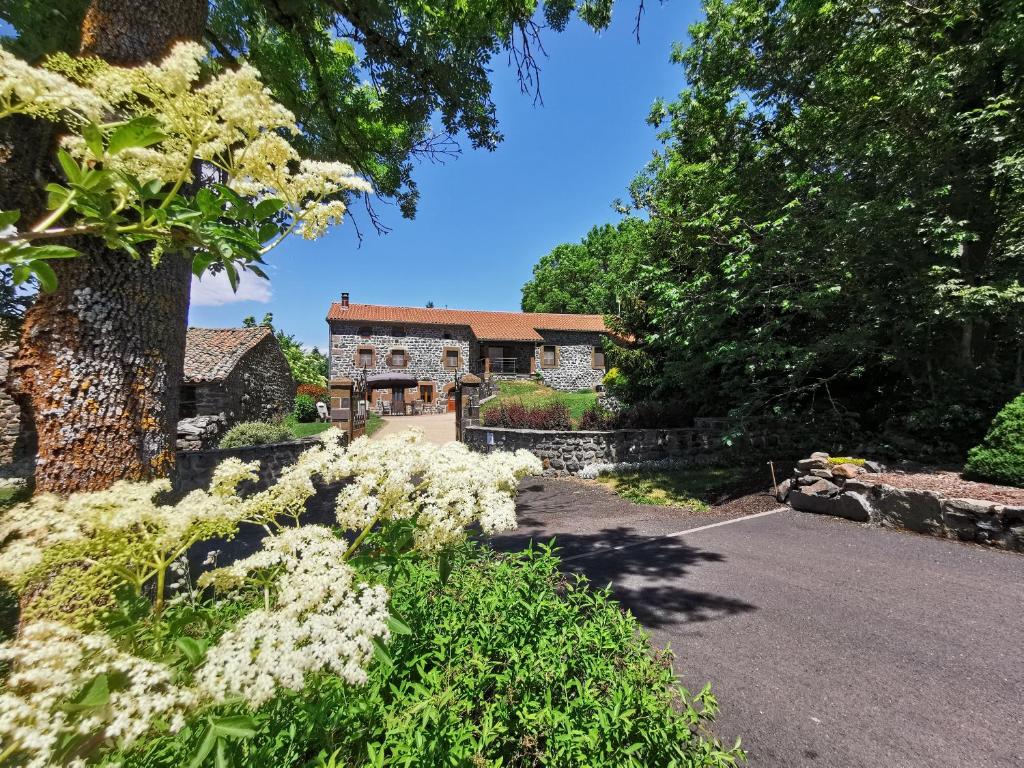 圣普里瓦达利耶克洛斯红石酒店的花园中白色花朵的房子