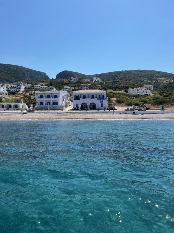 阿齐亚·佩拉加·基西拉Anesis Hotel的从海滩水面上欣赏白色建筑的景色