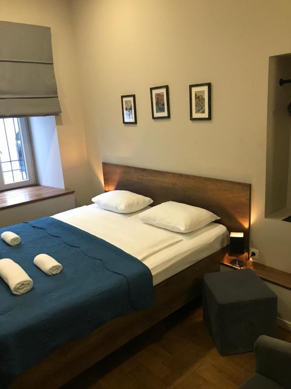 第比利斯Hotel Loft的一间卧室配有一张带蓝色毯子的大床