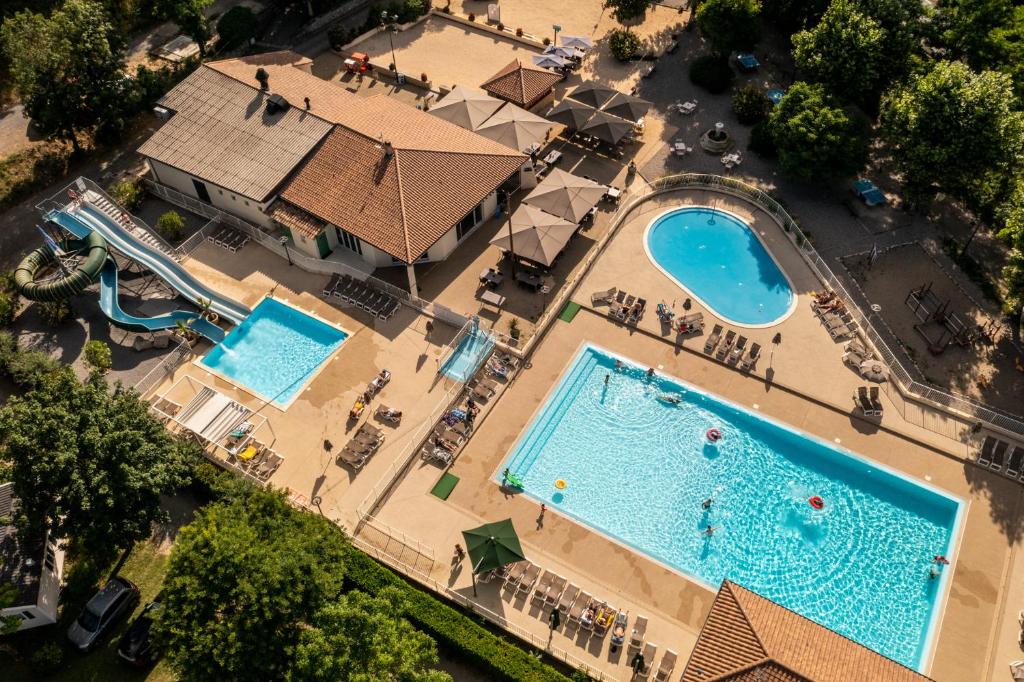 SampzonCamping RCN La Bastide en Ardèche的享有度假村两个游泳池的顶部景色