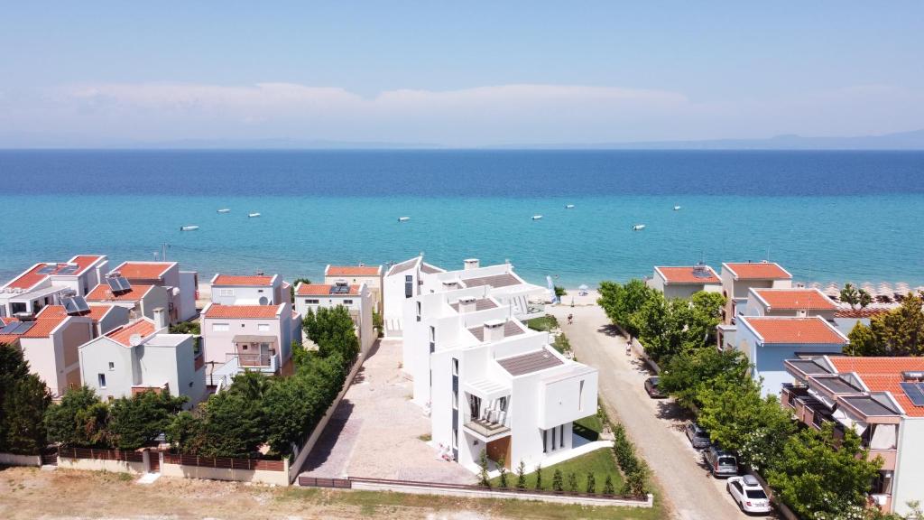 波利克罗诺Villa Camelia by the sea的享有房屋和海洋的空中景致