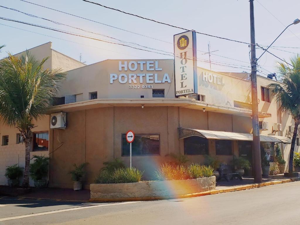 巴雷图斯Hotel Portela I -Barretos的街道边有标志的酒店
