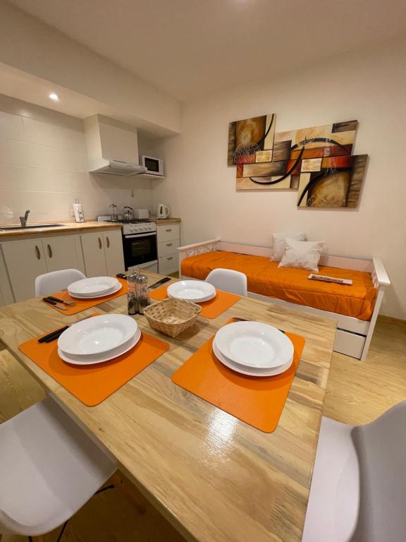 马德普拉塔NUEVO Departamento 2 Ambientes的厨房以及带木桌的用餐室。