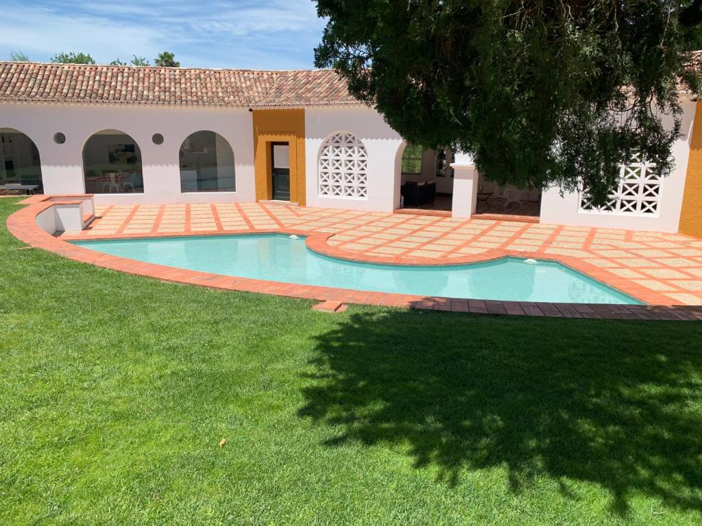 圣塔伦Casa Pitta Charm Villa的一座房子的院子内的游泳池