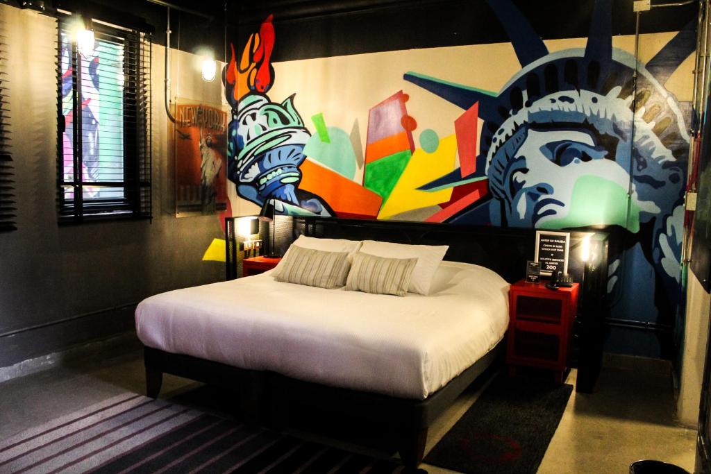 圣地亚哥Hotel Sommelier LOFT的一间卧室配有一张壁画床