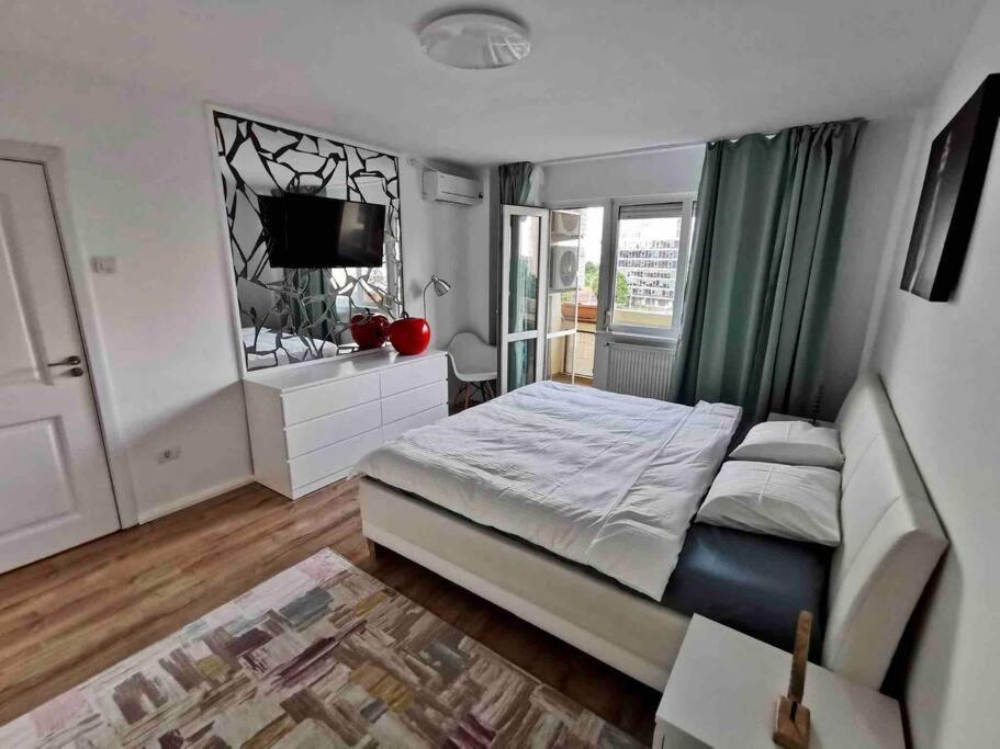 蒂米什瓦拉Lovely 3-bedroom apartment in the city center的一间卧室配有一张床和一台电视。