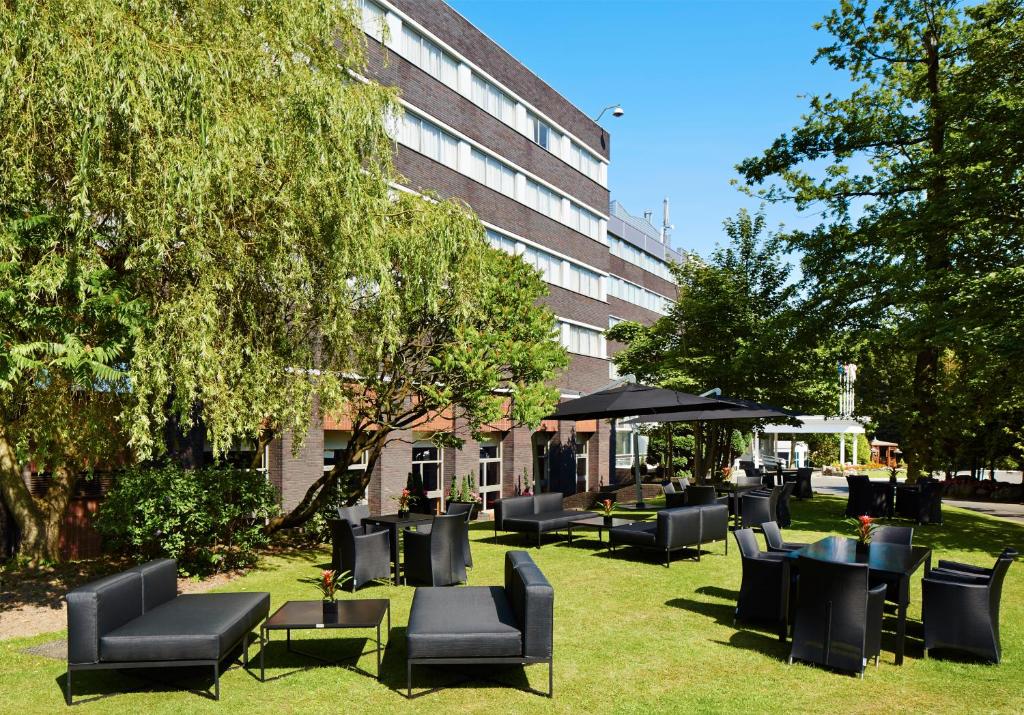 泰恩河畔纽卡斯尔戈斯福斯公园大酒店的坐在建筑物前面的草上一组椅子