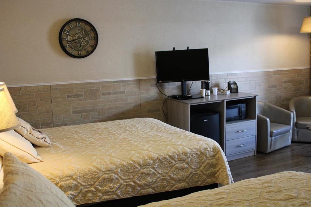 苏圣玛丽adoba® Lockview的配有一张床和一台平面电视的酒店客房