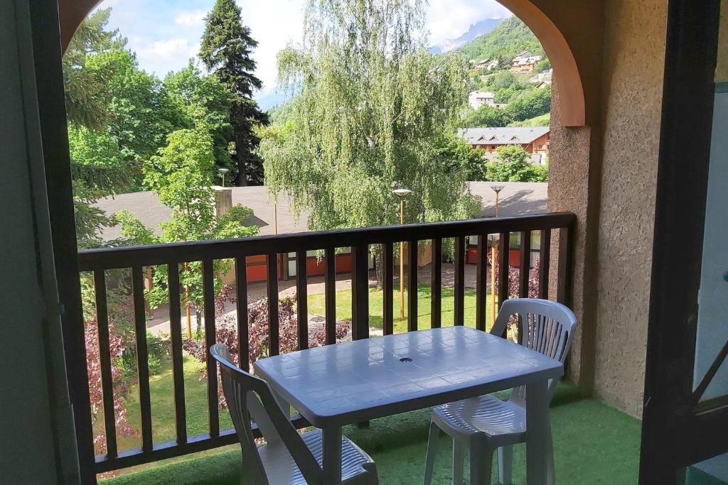 布里昂松Beautiful studio with balcony in Briançon的阳台上配有蓝色的桌椅