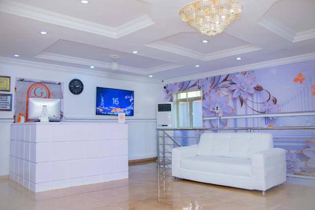 伊凯贾Galpin Suites的客厅配有白色沙发和电视