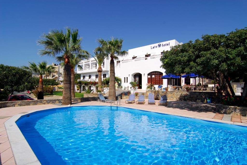 阿基欧斯尼古拉斯拉托酒店的酒店前方的大型游泳池