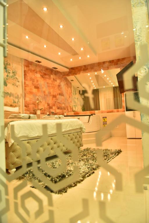 丘普里亚Design Apartment PREMIUM SPA LUX 4 STAR "DUBAI" Completely PRIVATE Wellness & Spa FREE INCLUDED Sauna & Jacuzzi & Salt Wall & Fire place & 3D Ceilings & Business WiFi & NETFLIX & Keyless code entry & FULL SMART APP & SECURE 2 Parking place的一间带浴缸的浴室和一张桌子