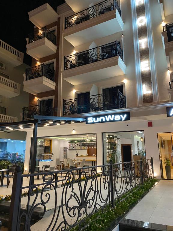 卡萨米尔Hotel Sunway的享有大楼的景色,在晚上有一条日光路标志