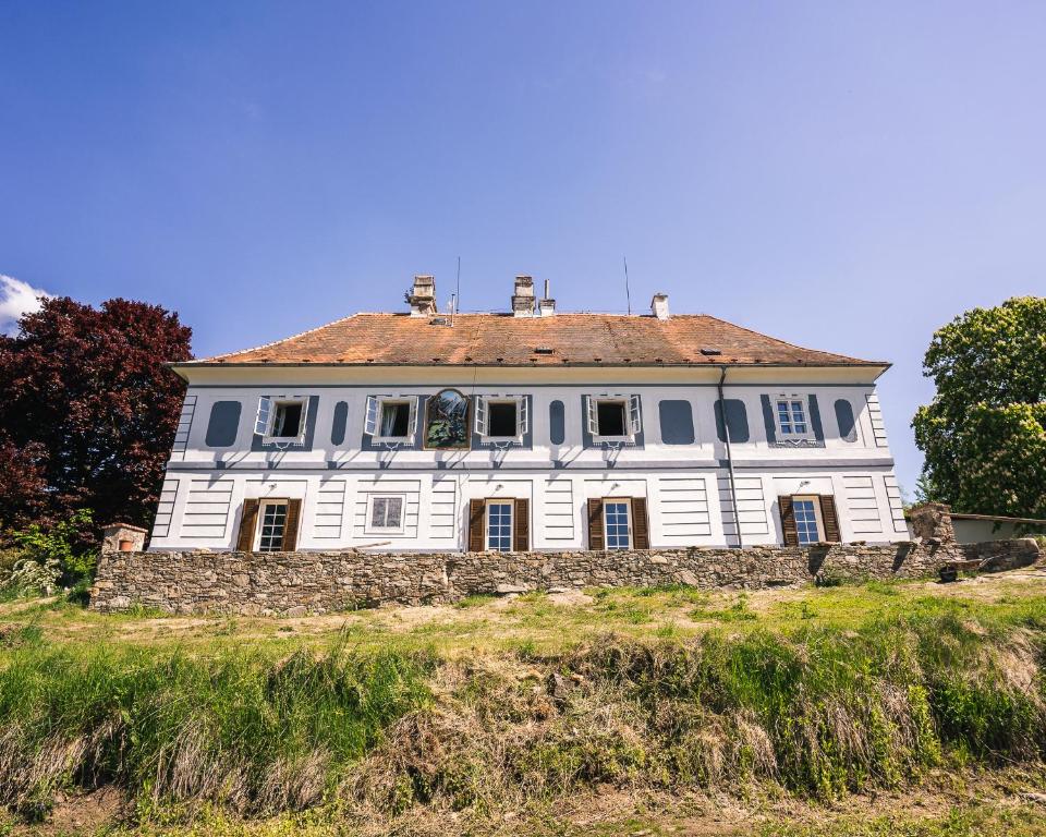 捷克克鲁姆洛夫Villa Waldhaus的山顶上一座白色的大房子