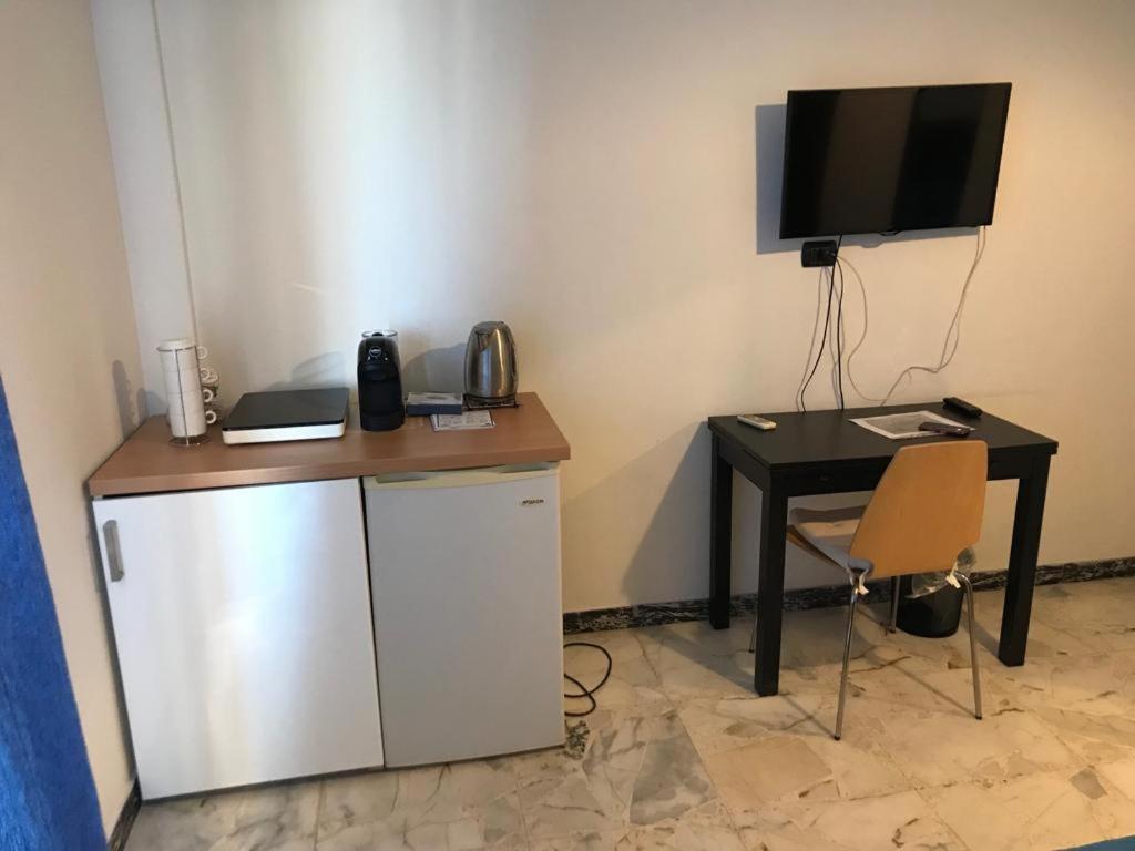 阿奇雷亚莱Acimaremonti的客房设有书桌、桌子和电视。