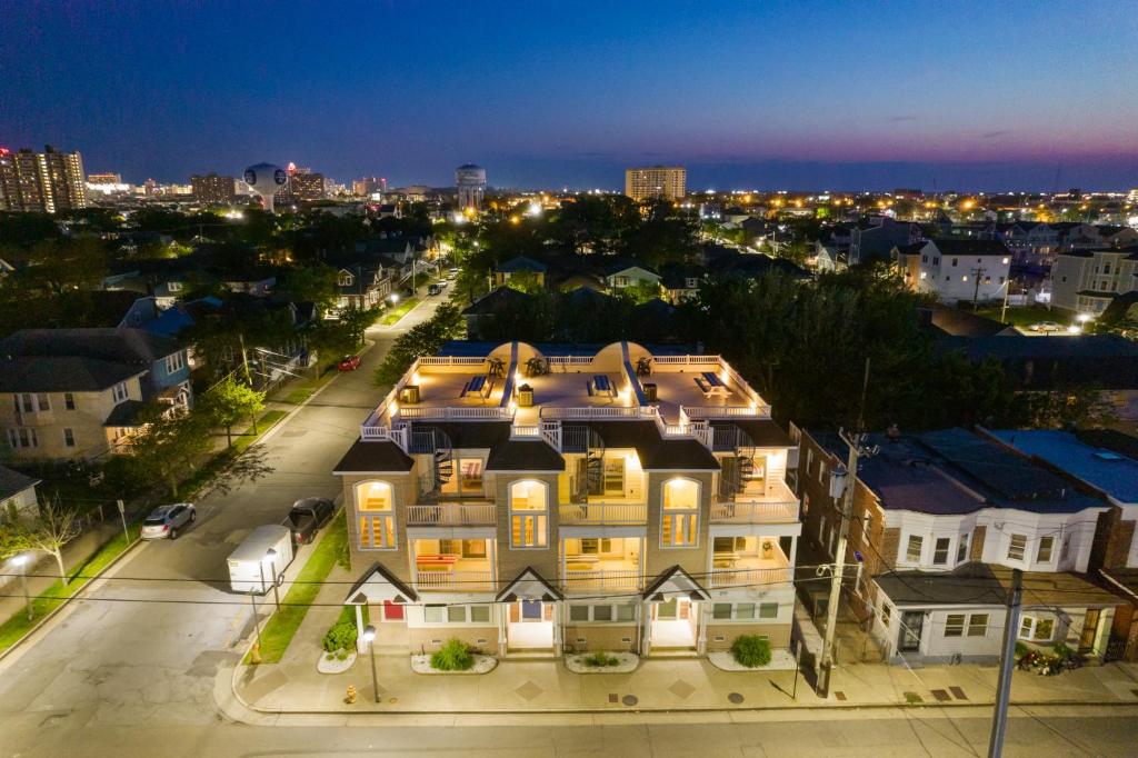 大西洋城❤️ The Top End Townhomes with Stunning Views On One-Of-A-Kind Rooftop Deck! WOW!的城市中的一个大房子