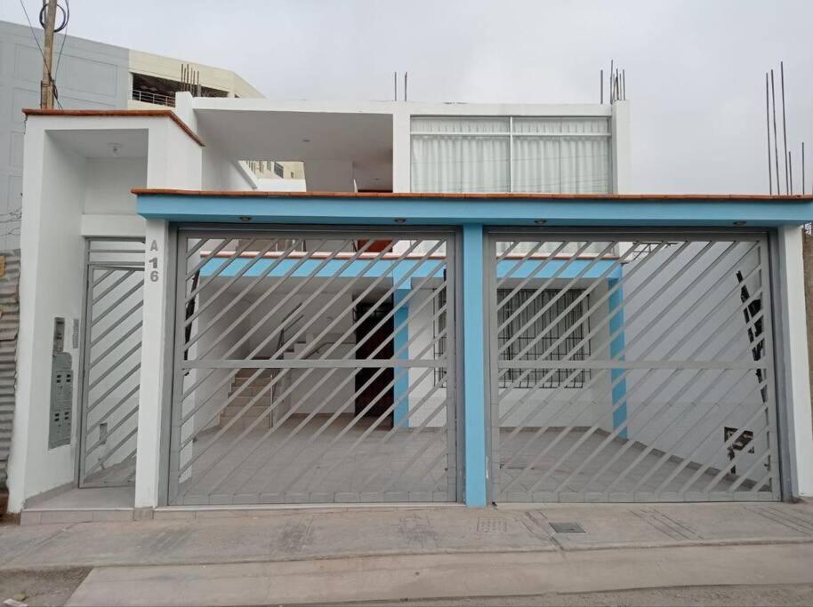塔克纳Apartamento Amoblado en Tacna的蓝色顶部金属车库门