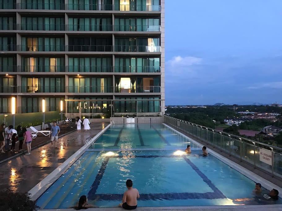 古晋Imperial Suites Apartments的建筑物屋顶上的游泳池