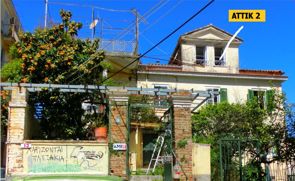科孚镇Ami's House only for WOMEN dormer的一座在房子的一侧涂有涂鸦的旧房子