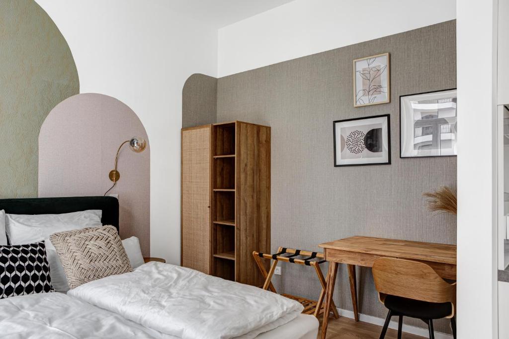 柏林Arbio I Luxury Apartments in East Side Gallery的一间卧室配有一张床和一张书桌