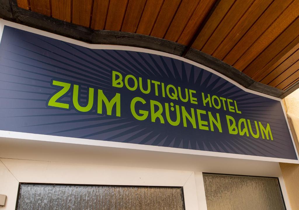 阿尔岑瑙·因·尤特弗兰恩Boutique-Hotel Zum Grünen Baum的建筑物里一个 ⁇ 的银行的标志