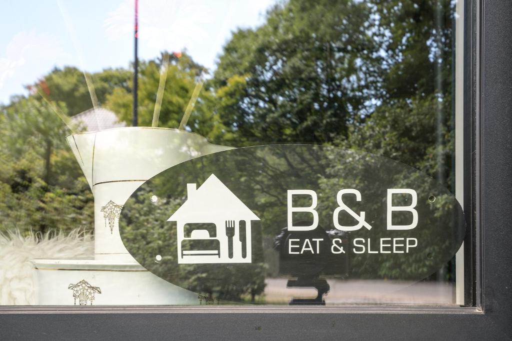 埃纲尔赫姆伊特斯丽普住宿加早餐旅馆的窗户上标有bbc饮食和睡眠的标志