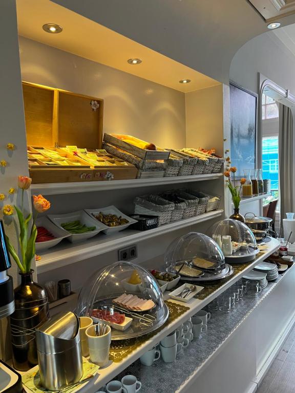 阿姆斯特丹克莱门斯酒店的包含许多食物的自助餐