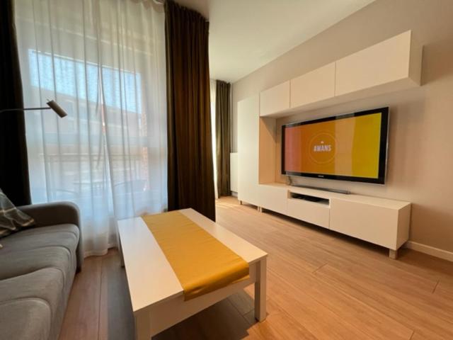 格但斯克Apartament Bastion Wałowa Gdańsk的带沙发和平面电视的客厅