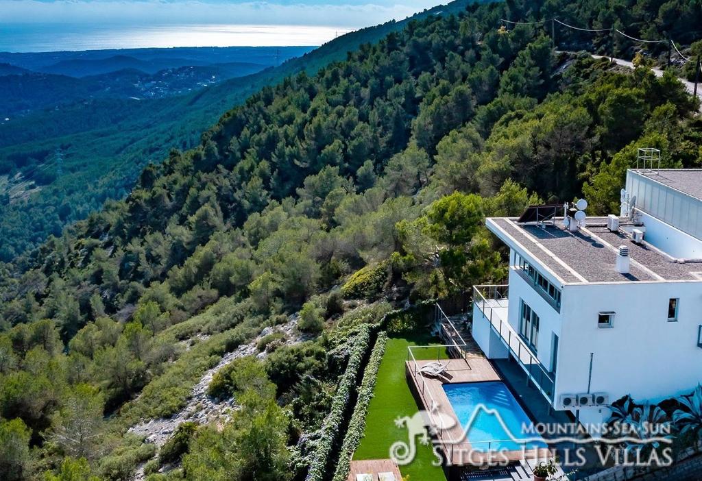 卡涅利亚斯Stunning views to sea from Modern Villa El Mirador near Sitges的享有山景的房屋的空中景致