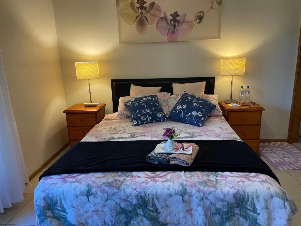 SomersbyFarm guests house的一间卧室配有一张带2个床头柜的大床