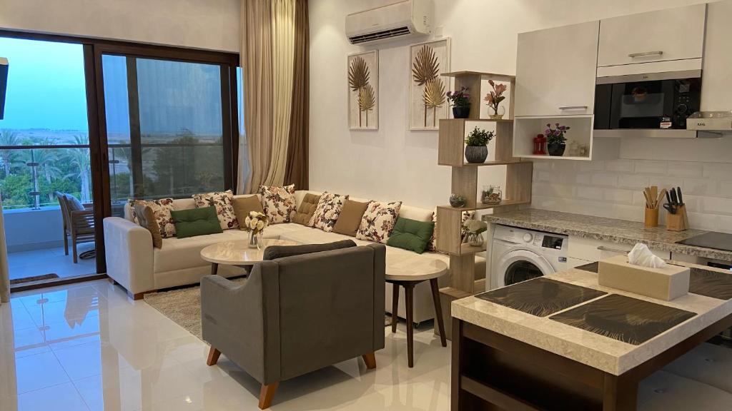 塞拉莱WASAN LUXURY RESIDENCE HAWANA Salalah的客厅配有沙发和桌子