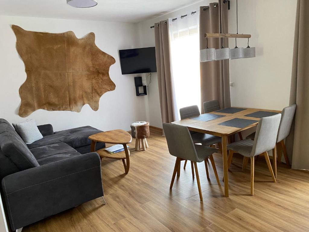 斯拉德明Appartements by Chalet Reiteralm - SKI-IN SKI-OUT的客厅配有桌子和沙发