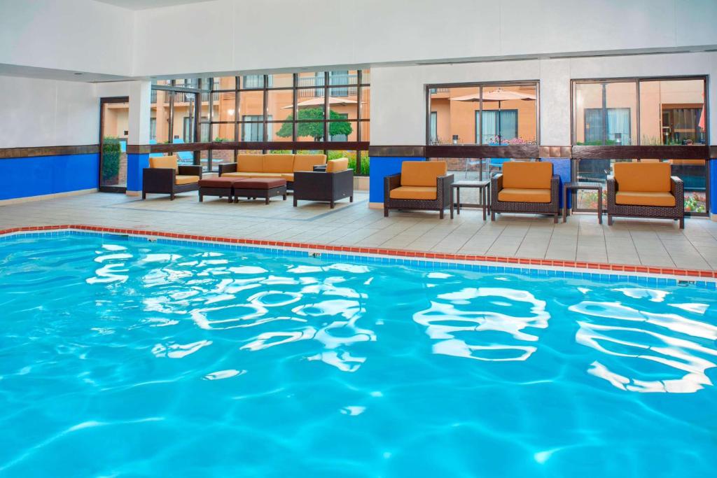 奥本希尔斯底特律奥本山万怡酒店的一座配有桌椅的酒店游泳池