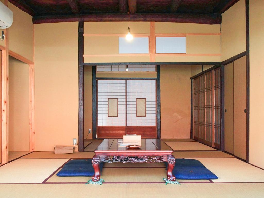 仓敷Temari Inn Oitoma的窗户前设有桌子的房间