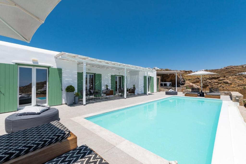帕瑞加Dioni Villa Mykonos的一个带游泳池和庭院的别墅