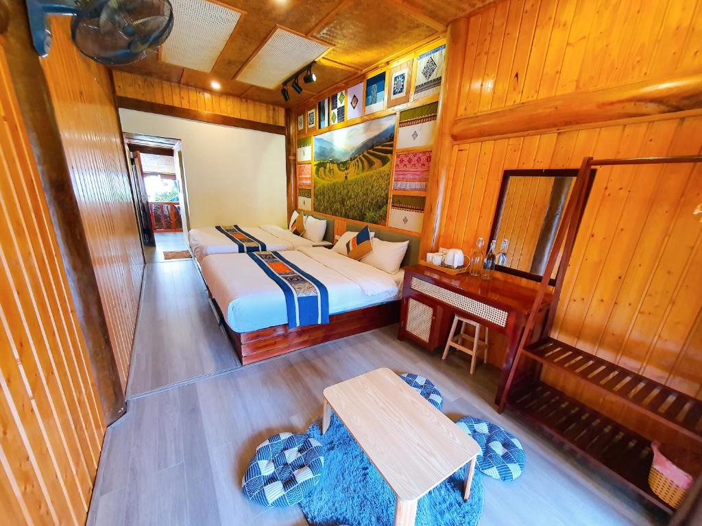 同文DONG VAN CLIFFSIDE HOUSE的一间卧室设有一张床和木墙