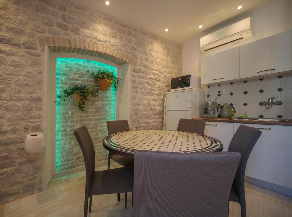 希贝尼克Olive grove of Šibenik - Apartment with Gallery的厨房以及带桌椅的用餐室。