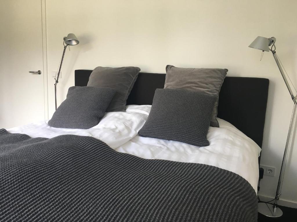 阿尔梅罗Retour de Provence的卧室内的一张带两个枕头的床