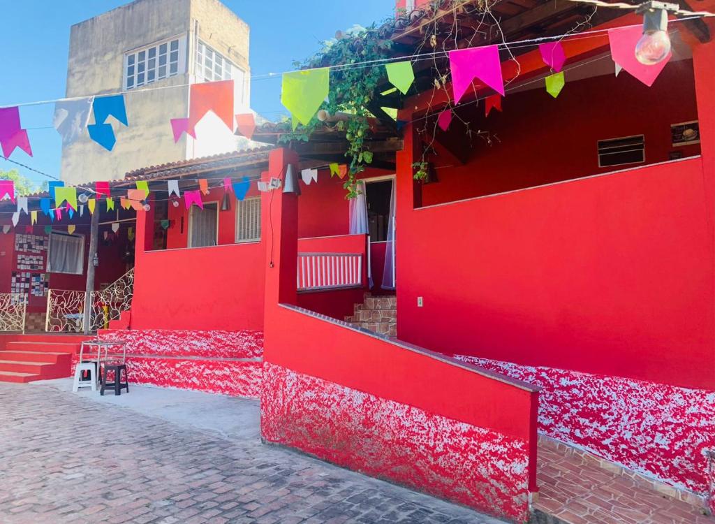 伦索伊斯Vila das Estrelas - Guesthouse的街上有红楼,有五颜六色的旗帜