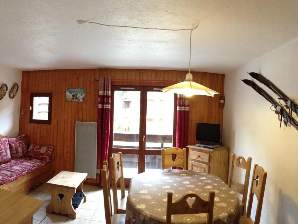 瓦卢瓦尔Appartement Valloire, 3 pièces, 6 personnes - FR-1-263-514的客厅配有桌子和沙发