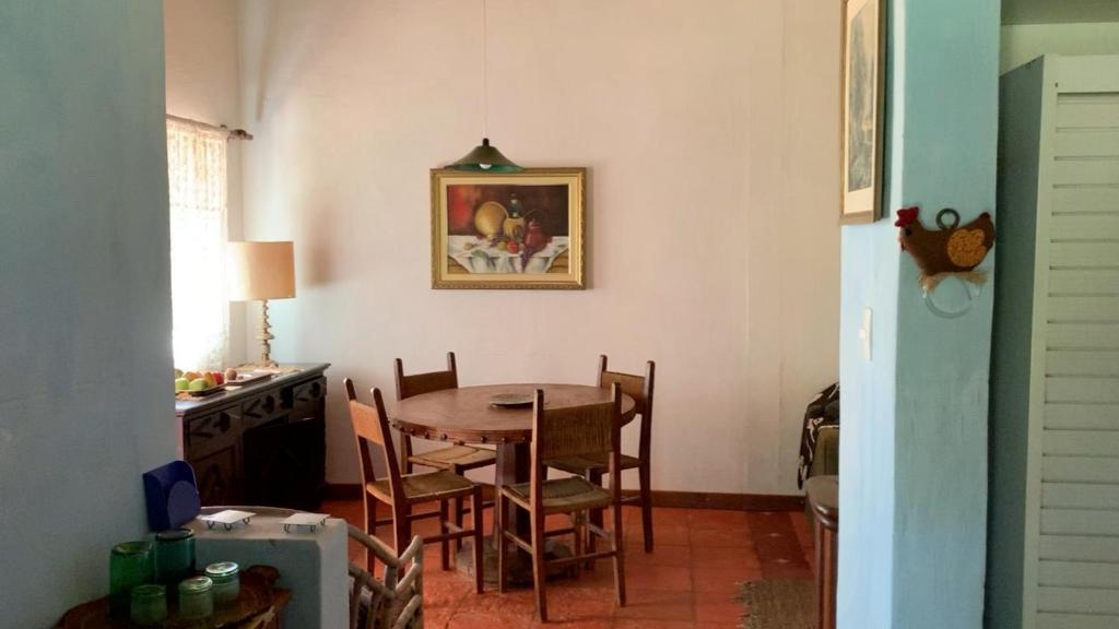 Santo Antônio de PosseChalés na fazenda的一间带桌椅的用餐室