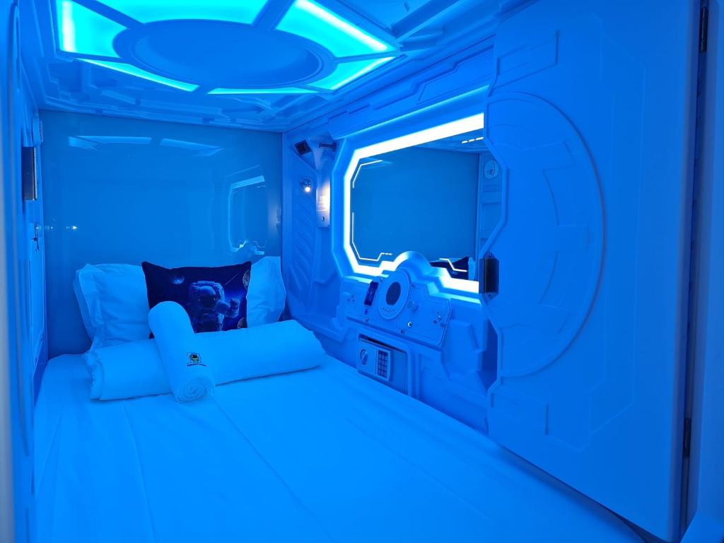 新加坡Galaxy Pods Capsule Hotel Boat Quay的蓝色客房,在rv设有床铺