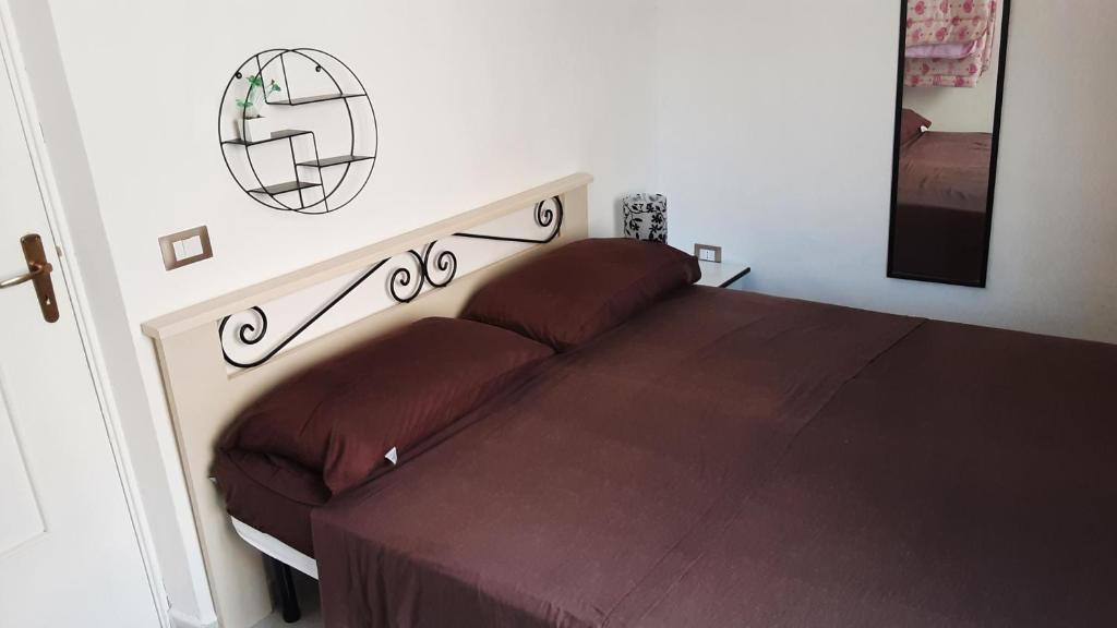 马尔萨拉Zia Ciccia的一间卧室配有一张带棕色床罩的床