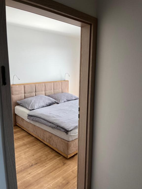 塞内奇Apartment Sun Lakes - Sever的卧室内床的镜子反射