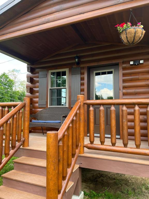 林肯Lincoln Log Cabins的小屋设有木甲板,上面设有长凳