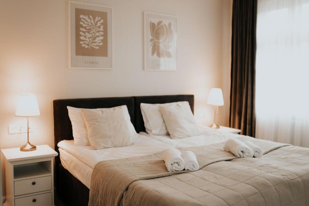 波兰尼卡-兹德鲁伊Villa Adele的一间卧室配有一张大床和毛巾