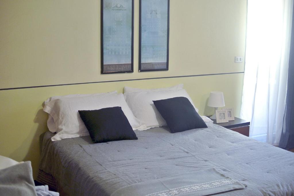 庞迪底雅科Monolocale Serafini Appartamenti Comano Terme的一间卧室配有一张带两个枕头的床