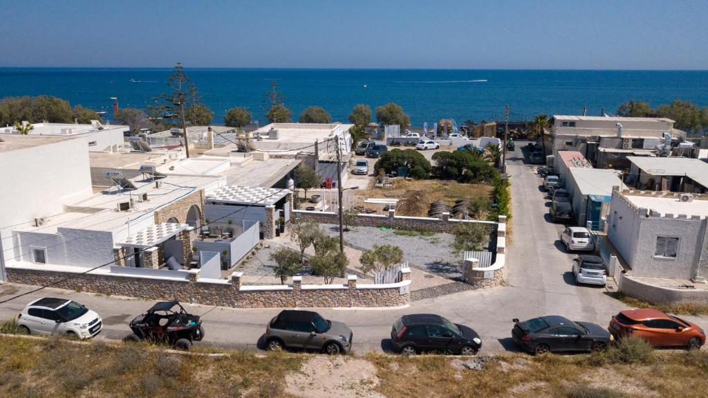 佩里沃罗Kasteli Suites的近海停车场的空中景致