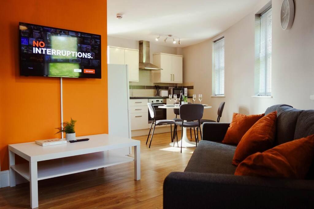 布里斯托PRIME LOCATION - Modern Central Apartment的客厅配有沙发和墙上的电视